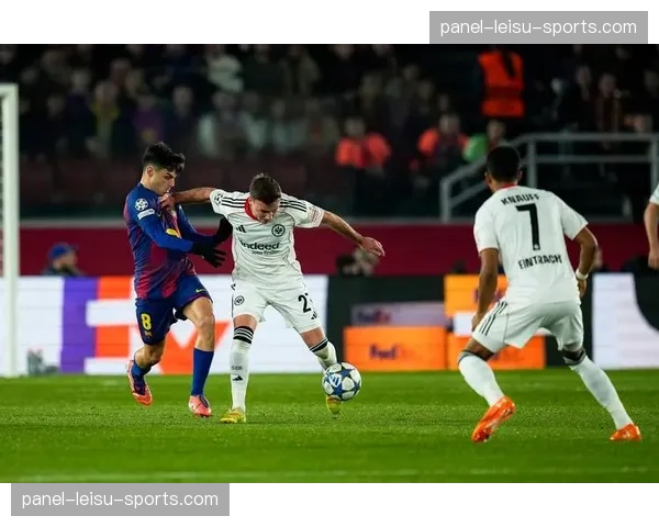 现场花絮:法兰克福小球迷冲入场内拥抱偶像格策,被保安友善带离 现场花絮:法兰克福小球迷冲入场内拥抱偶像格策,被保安友善带离